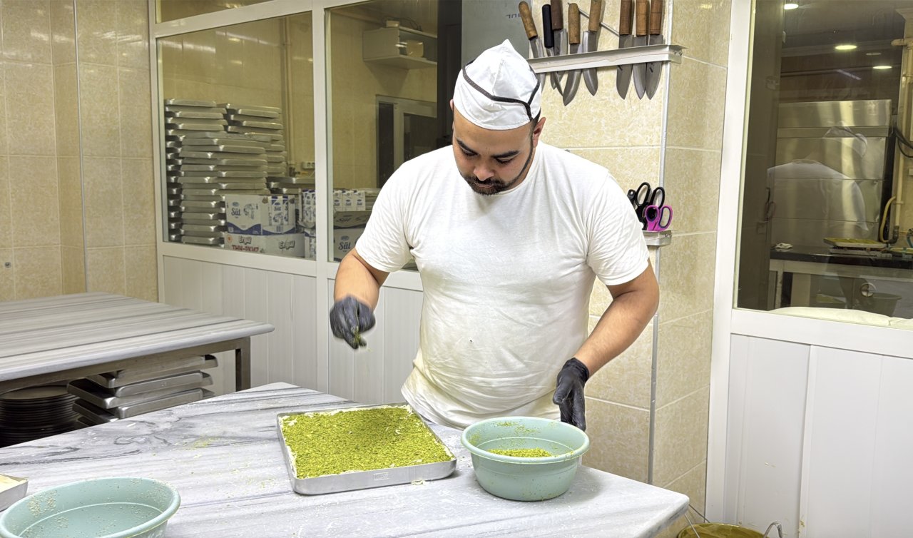 Tatlıcılarda ramazan mesaisi; iftar sofralarına baklava yetiştirmek için 12 saat çalışıyorlar