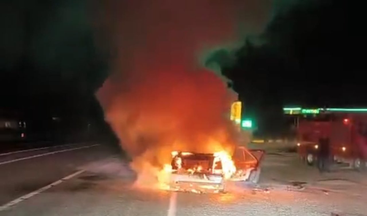 Hareket halindeyken alev alan otomobil yandı