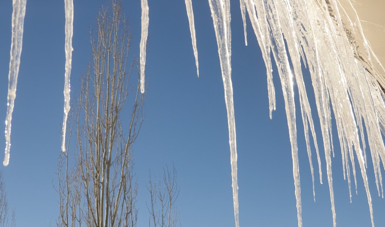 Termometreler eksi 18’i gördü: Binalarda 3 metrelik buz sarkıtları oluştu