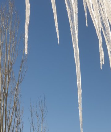 Termometreler eksi 18’i gördü: Binalarda 3 metrelik buz sarkıtları oluştu