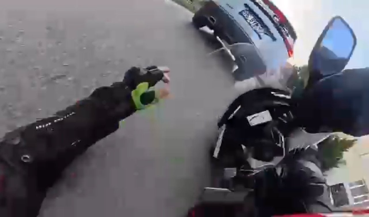 Motosikletiyle 2 aracın arasından geçmeye çalışan kurye kaza yaptı