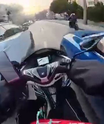 Motosikletiyle 2 aracın arasından geçmeye çalışan kurye kaza yaptı