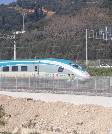 Trenin çarptığı yaya hayatını kaybetti