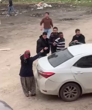 Hükümlüyü yakalamaya giden polise direndiler