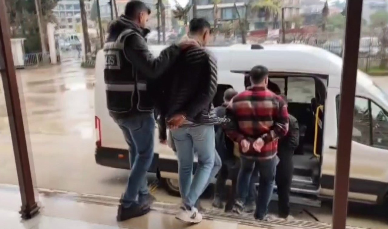 Polisten kaçarken içi kalaşnikof dolu çuvalı yola atan şahıslar yakayı ele verdi