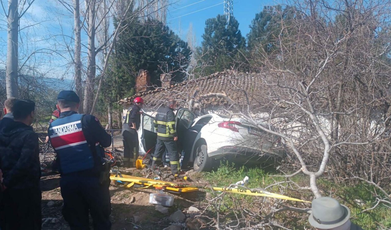 Otomobil ağaçlara çarptı: 2 ölü, 1 yaralı