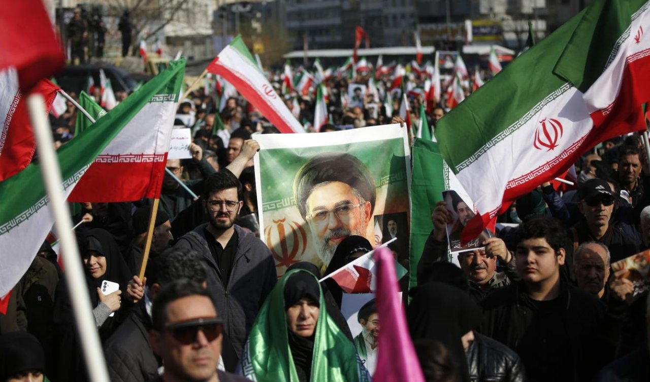 Tahran’da yeni lider Mücteba Hamaney için “biat mitingi’’ düzenlendi