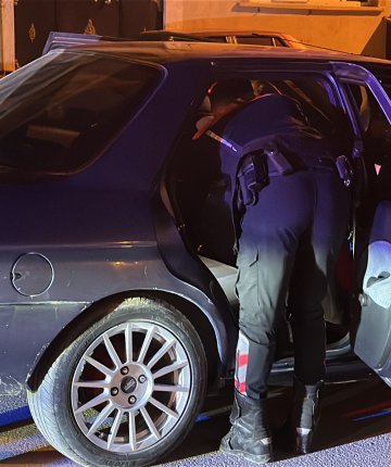 Polisten kaçan sürücünün aracından cezaevi firarisi çıktı