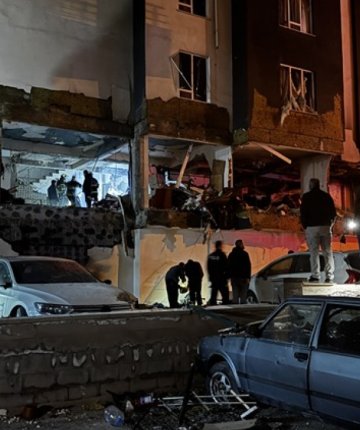 Bir apartmandaki doğal gaz patlamasında 12 kişi yaralandı