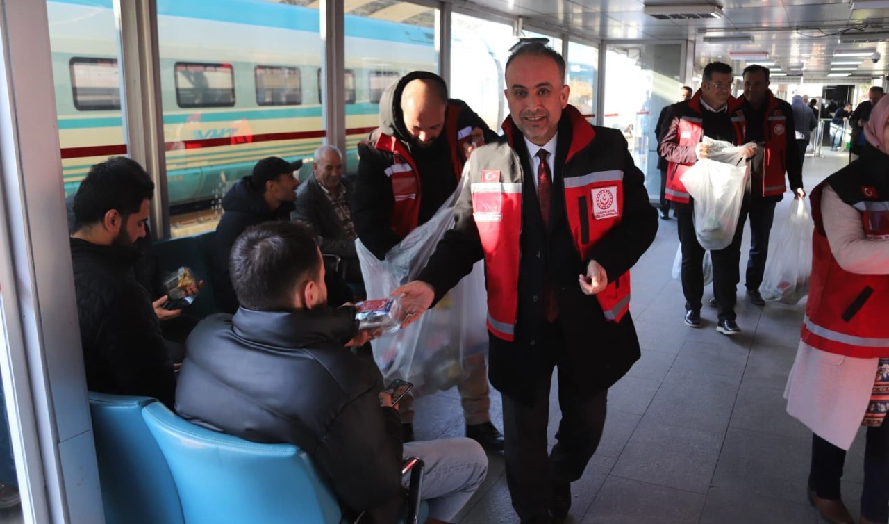 Konya’da iftar vaktine yolda yakalananlara iftarlık ikram edildi