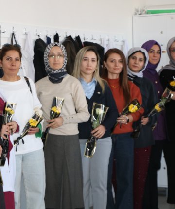 Fatma Nur öğretmenin anısına 650 meslektaşına çiçek dağıttılar 