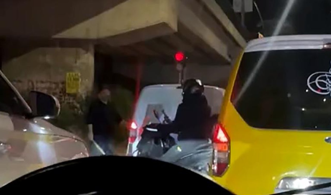 Tartıştığı sürücünün aracına sopayla giden taksici tutuklandı