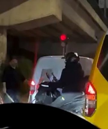 Tartıştığı sürücünün aracına sopayla giden taksici tutuklandı