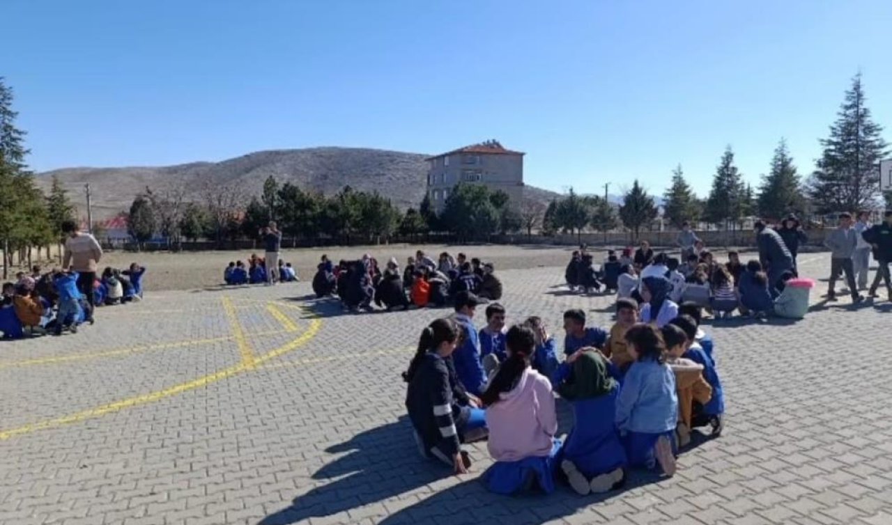 Yunak’taki okullarda deprem tahliye tatbikatı gerçekleştirildi