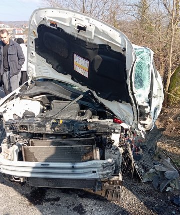 İşçi servisi ile otomobil çarpıştı: 13 yaralı