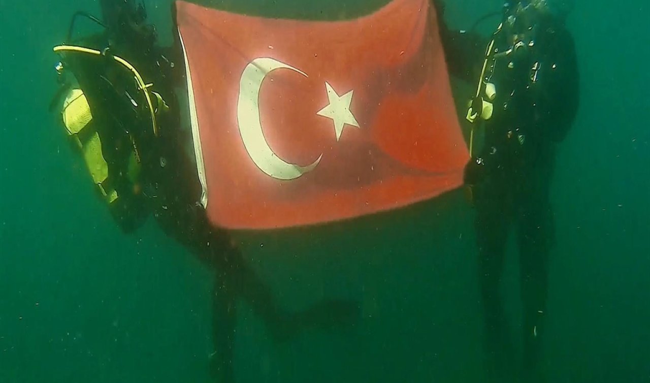 28 santimetre kalınlığındaki buzu testereyle keserek girdikleri gölde Türk bayrağı açtılar