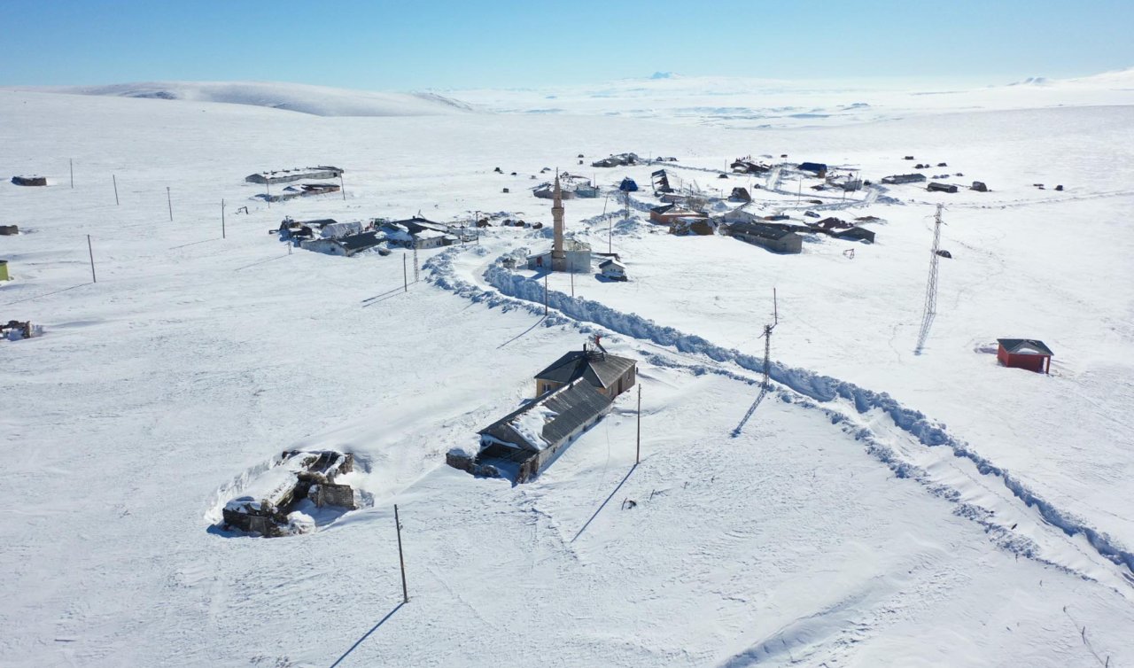 Kar kalınlığı yarım metreyi geçti: Köyler havadan görüntülendi