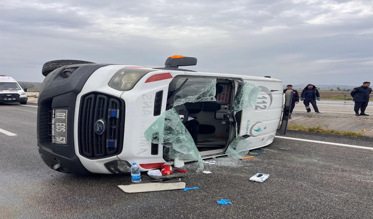 Lastiği patlayan ambulans devrildi: 3 sağlık personeli yaralandı