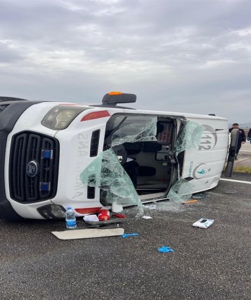 Lastiği patlayan ambulans devrildi: 3 sağlık personeli yaralandı