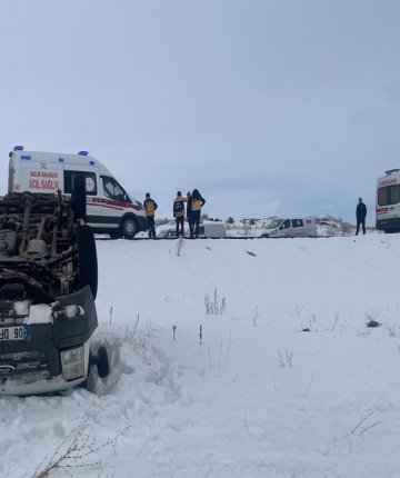 Minibüs şarampole devrildi: 5 yaralı