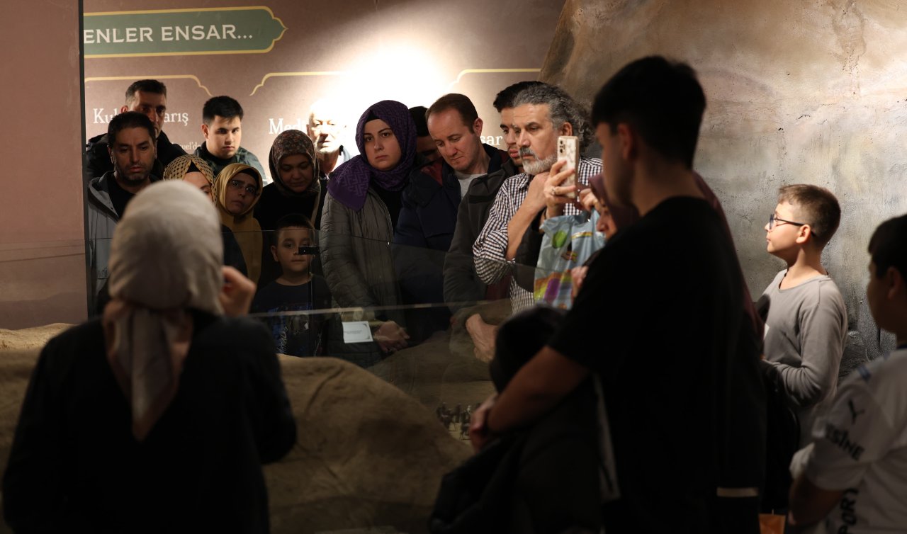 Siyer Sergisi ve Mukaddes Emanetler Sergisi Kadir Gecesi’nde doldu taştı