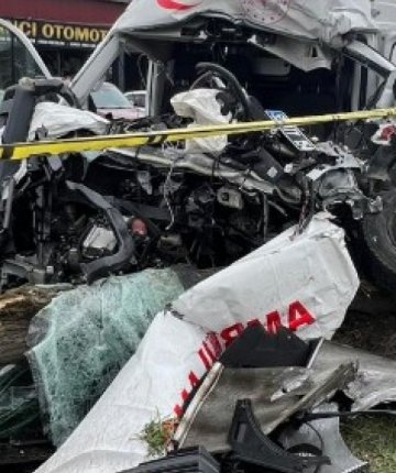 Vakaya giden ambulans kaza yaptı: 1 ölü 3 yaralı