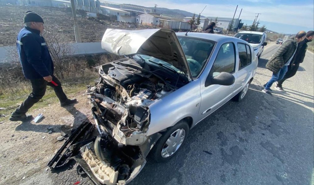 Yol üzerindeki kalas parçası kazaya sebep oldu: 2 yaralı