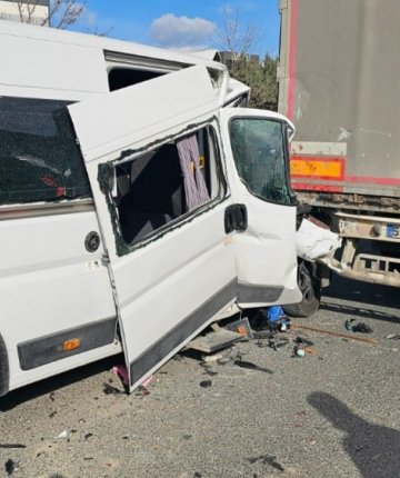 İşçi servisi tıra çarptı: 1’i ağır 4 yaralı