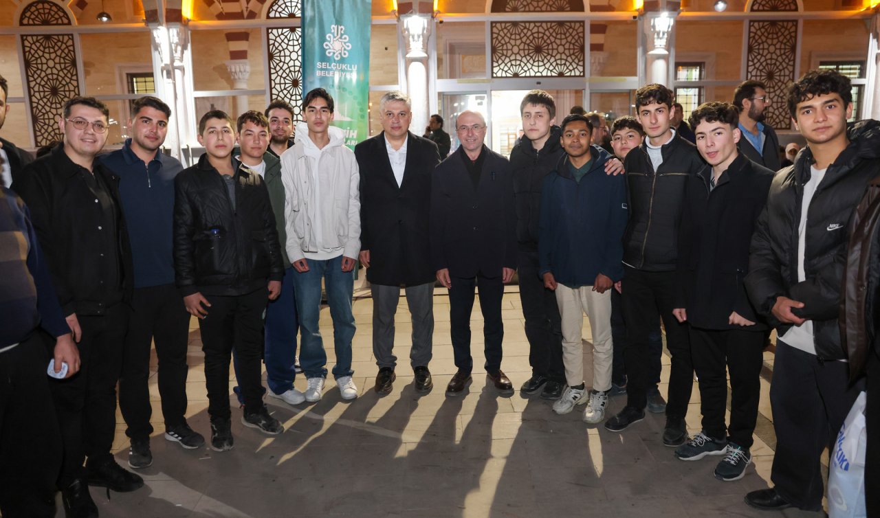Başkan Pekyatırmacı Kadir Gecesi’nde vatandaşlarla Selçuklu Merkez Camii’nde buluştu