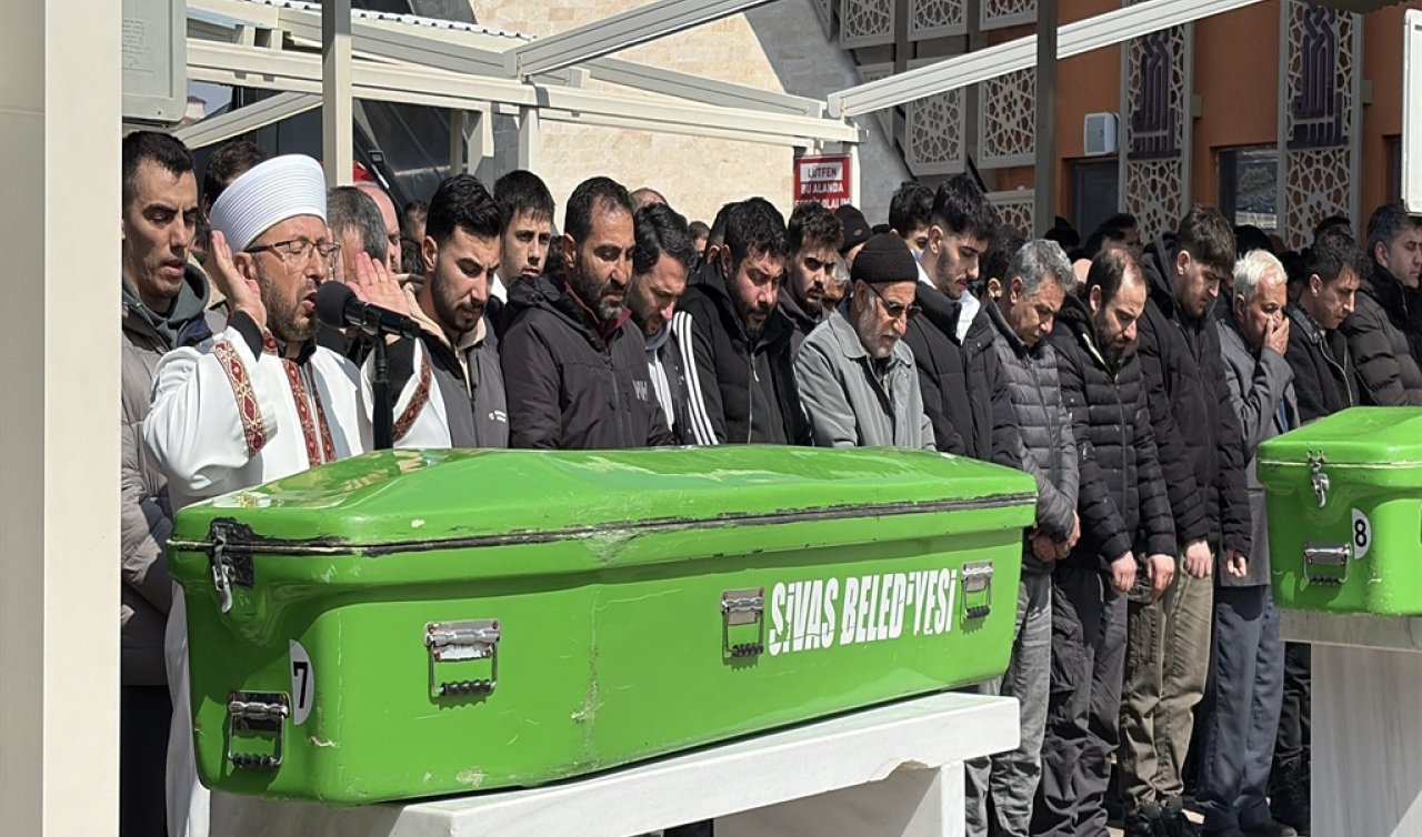 Aile içi kavgada öldürülen baba-oğul defnedildi 