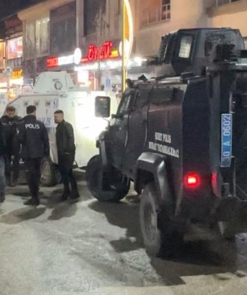 Taşlı sopalı kavgada 1’i polis 2 kişi yaralandı
