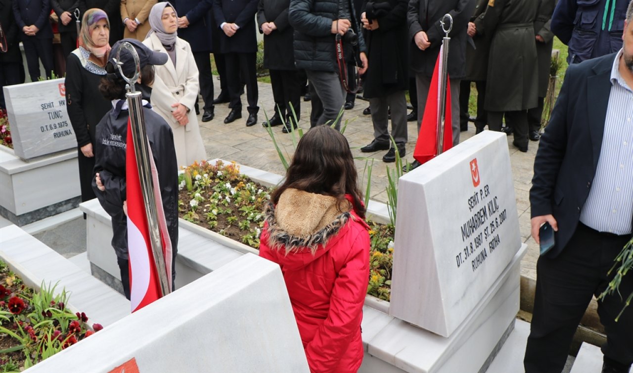 Elif, hiç görmediği şehit dayısının fotoğrafını öpüp defalarca okşadı