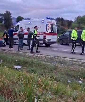 Bayram yolunda feci kaza: Otomobiller kafa kafaya çarpıştı! 7 kişi yaralandı