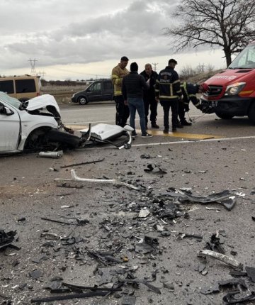 Üç aracın karıştığı kazada 2 kişi öldü 7 kişi yaralandı