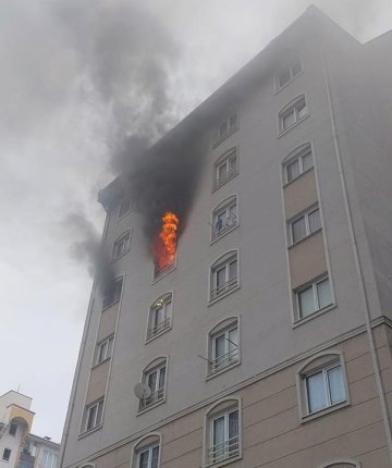 8 katlı apartmanda yangın paniği