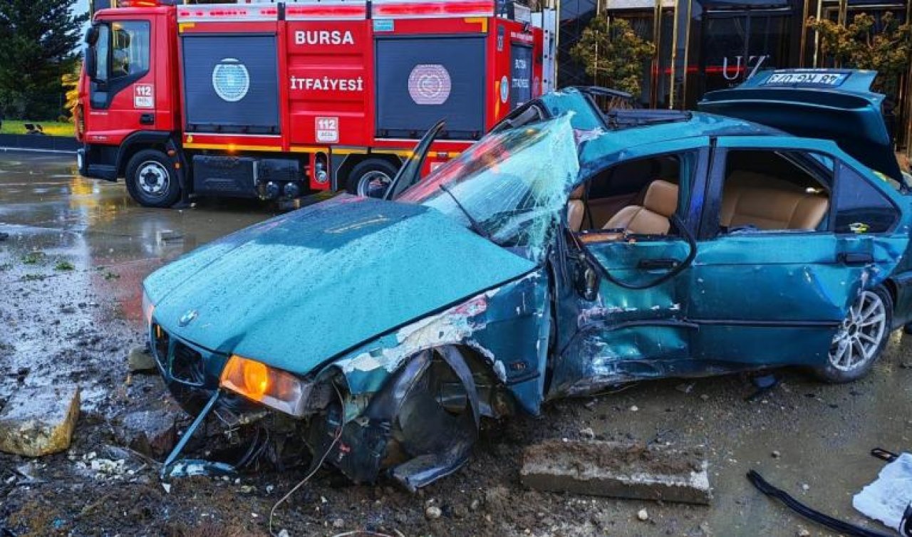 Otomobil reklam panosuna çarptı: 1 ölü