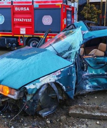 Otomobil reklam panosuna çarptı: 1 ölü