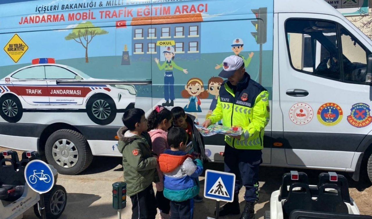 Konya’da jandarma ekiplerinden öğrencilere ve sürücülere trafik eğitimi