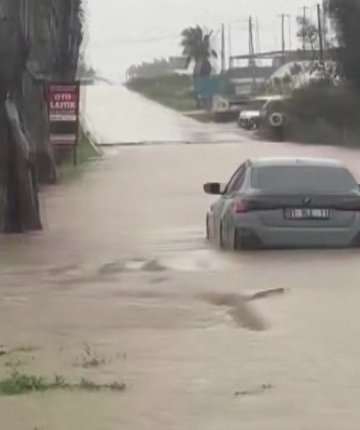 Sağanak hayatı felç etti: Yollar ve tarlalar göle döndü
