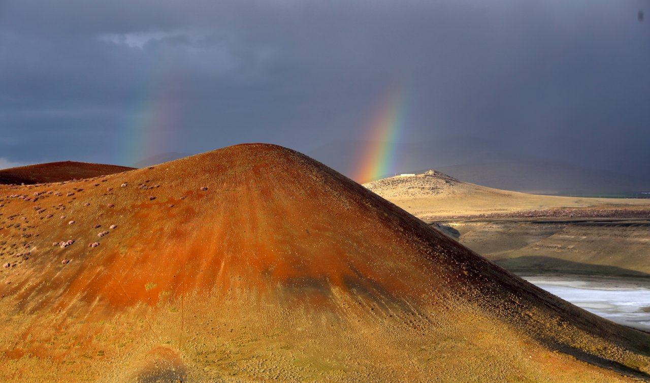 Meke Krater Gölü’nde bahar güzelliği