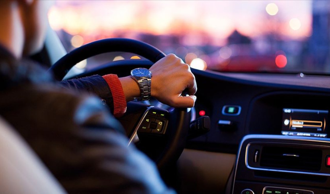 Arabada gösterge panelindeki el freni işareti hangi noktalama işaretidir? Beyaz’la Joker Sorusu