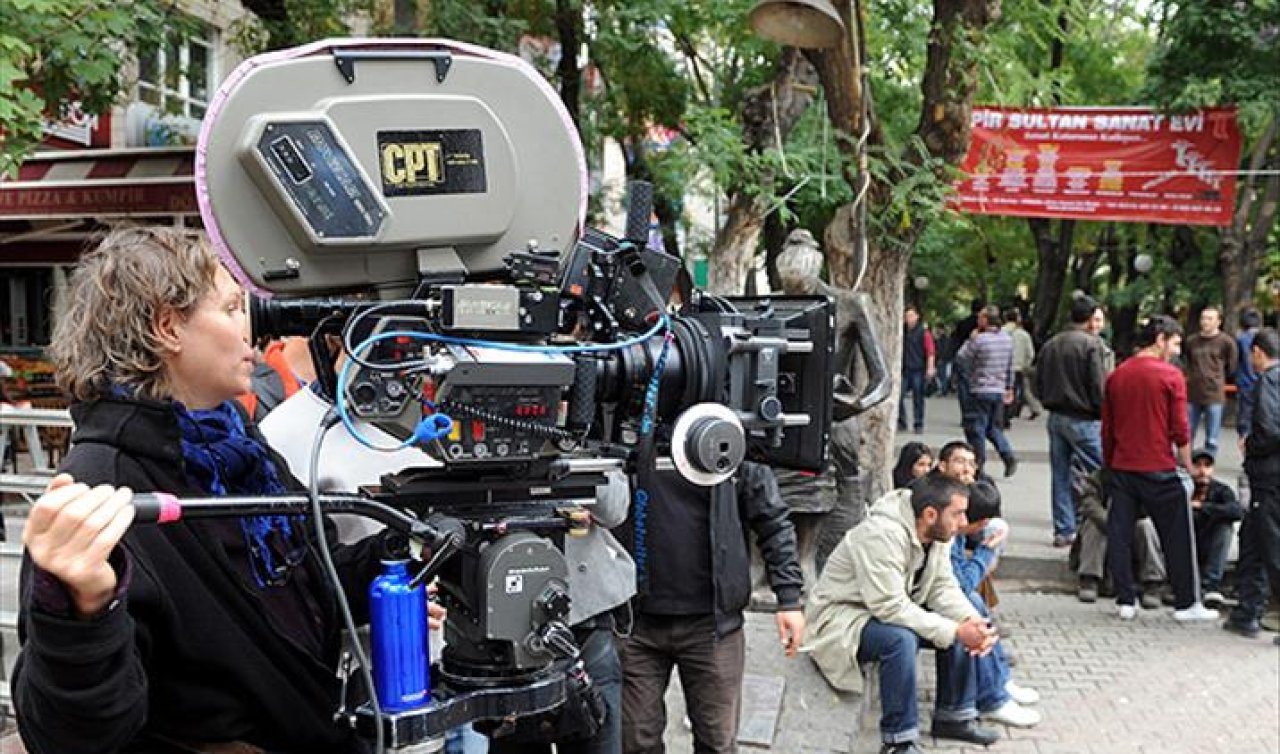 Film ve dizilerde özel efektlerin kullanılabilmesi için oyuncuların arkasına hangi renk perde kurulur? Beyaz’la Joker Sorusu