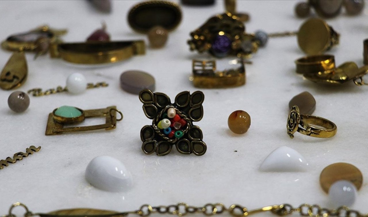 Foyası meydana çıkmak deyimindeki foya kelimesinin kökeni olan foglia sözcüğünün anlamı nedir? Beyaz’la Joker Sorusu