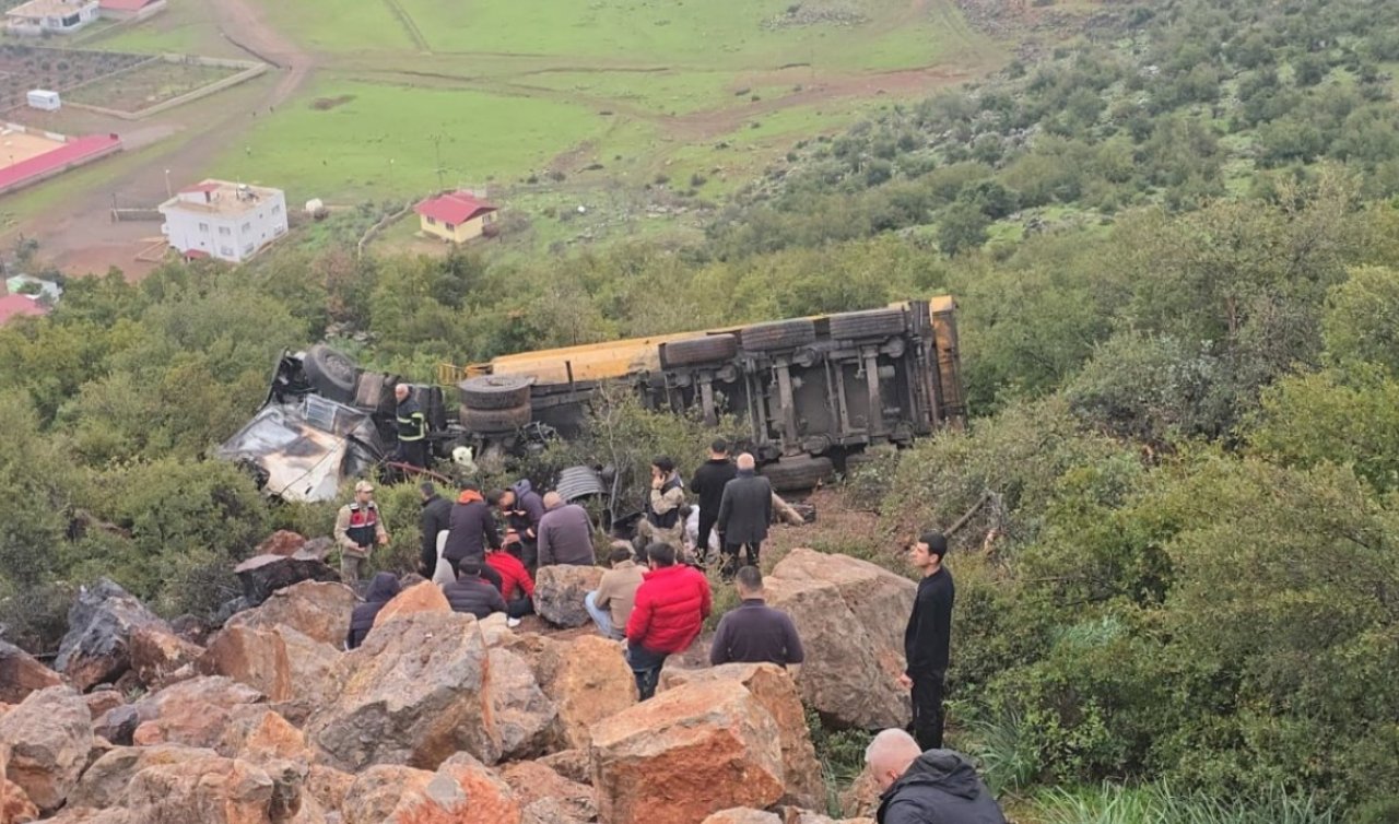 Uçuruma yuvarlanan kamyonun sürücüsü öldü