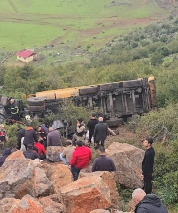 Uçuruma yuvarlanan kamyonun sürücüsü öldü