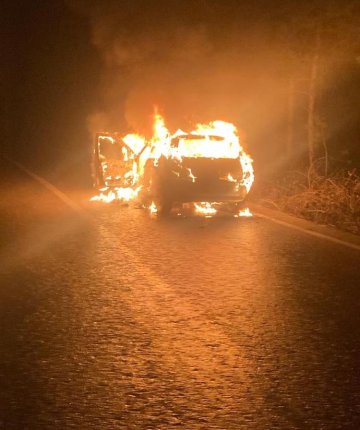 Seyir halindeki otomobil alev alev yandı