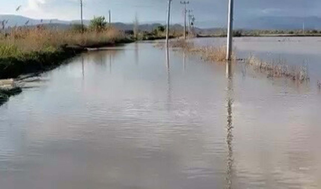 Menderes taştı: Yol ulaşıma kapandı
