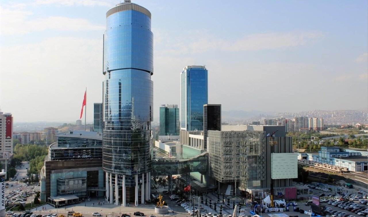 Bir AVM hafta sonu 18 yaş altındaki bireylerin velisi olmadan girişlerini yasakladı