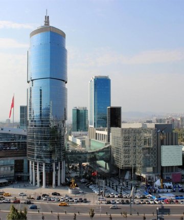 Bir AVM hafta sonu 18 yaş altındaki bireylerin velisi olmadan girişlerini yasakladı