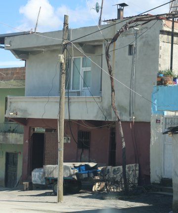 Annesine sopayla saldıran şahıs araya giren eşini defalarca bıçaklayarak öldürdü